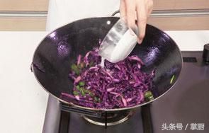 紫色大头菜的做法（紫包菜最好吃的做法，一盘不够吃）-第9张图片