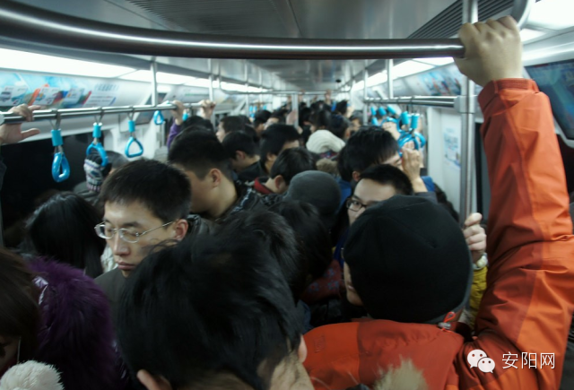 中国式挤电梯（“中国式拥挤”何时休）-第4张图片