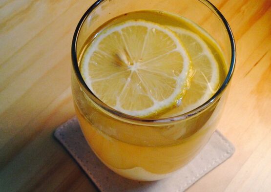 天天喝柠檬水好吗（每天坚持喝一杯柠檬水，对身体有什么作用呢）-第1张图片