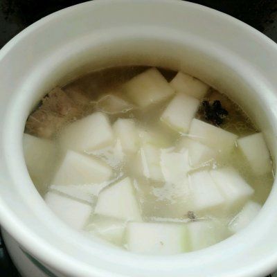 排骨炖冬瓜的做法（人气特色菜排骨冬瓜汤）-第9张图片