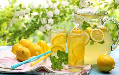 喝柠檬水的好处（常喝柠檬水的12种健康益处）-第1张图片